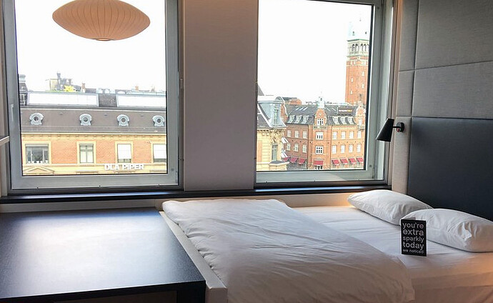 Hotellrom og seng på CitizenM København Rådhuspladsen