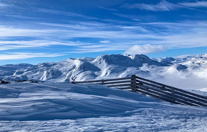 Utsikt fra Totten 2 i Hemsedal skisenter med utsikt mot Tinden