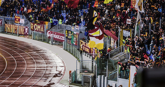 Supportere i Curva Sud på Olympiastadion i Roma