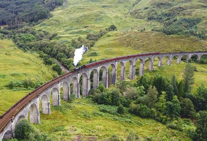 Damplokomotiv på glenfinnan viadukten i Skottland